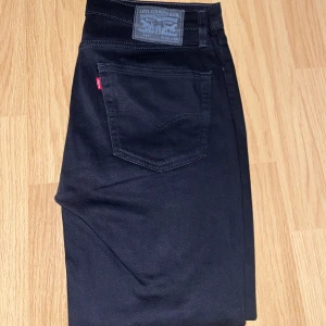 Levi’s jeans (514 stretch) - Letar du efter det perfekta paret svarta jeans? Då har du kommit rätt! Jag säljer ett par snygga Levi's jeans i storlek 32/30. Dessa jeans är i utmärkt skick och kommer definitivt att ge dig den snygga looken. Hör av dig vid  minsta lilla fundering!