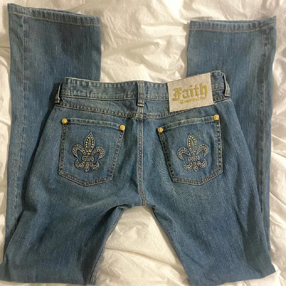 Super snygga jeans!! Innerbenslängd 85cm🤩 Snygga detaljer på fickorna och super fin färg och passform! Priset kan diskuteras 🩷. Jeans & Byxor.