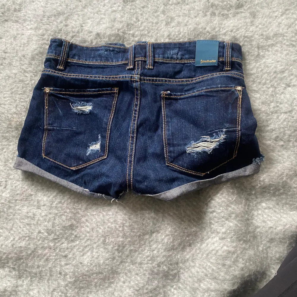 Super söta jeans shorts, i stolek 32💕 använd inte köp nu. Shorts.
