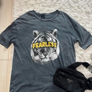 VERO MODA OVERSIZED T-SHIRT - Washed grå t-shirt.  Endast använd ett fåtal gånger  överdimensionerad passform  S   Bomull:  100 %