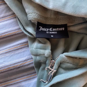 Juicy Couture  - nypris byxor 1200kr nypris hoodie 1300kr Säljer båda för 800 inga fel på hoodie dock defekt på byxorna skriv för mer info! 
