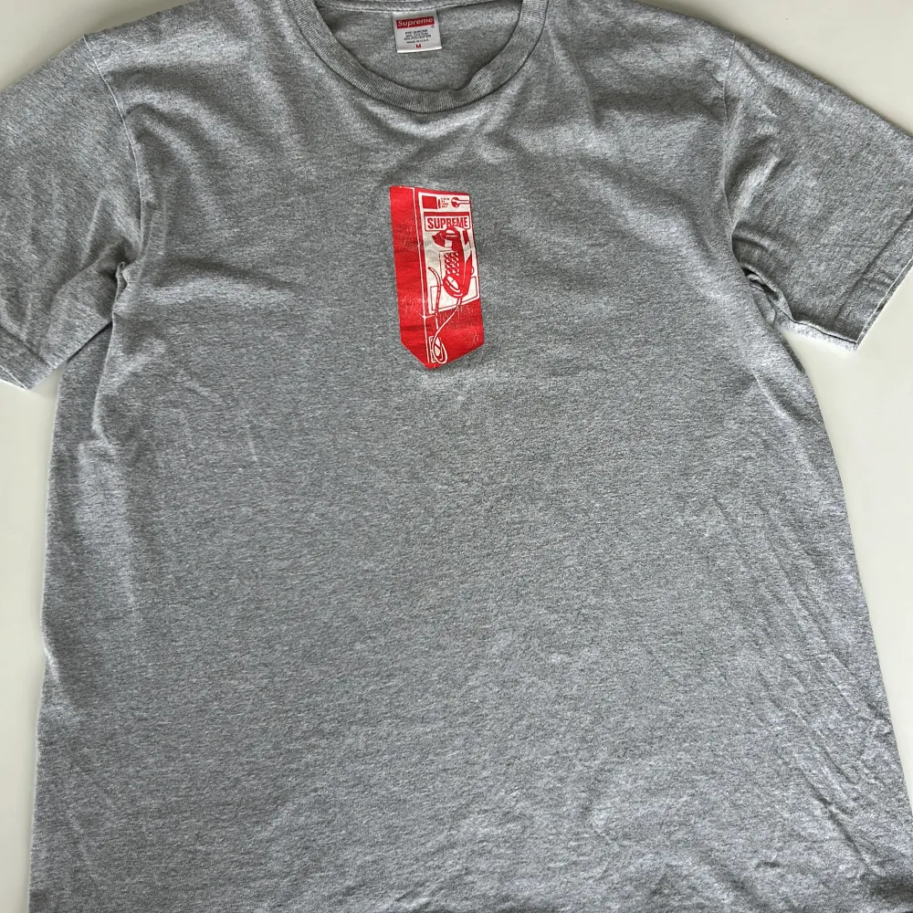 Supreme payphone t shirt grå Använd några gånger  9/10 skick Nypris 1000kr Storlek M. T-shirts.