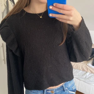 Stickad tröja med volanger - En fin stickad tröja med volanger från HM❣️ Köpt för 300kr