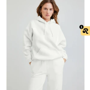 Hoodie bikbok - Vit hoodie från bikbok, säljer då den inte kommer till användning. Storlek xs men sitter som S/M. Nypris 399kr