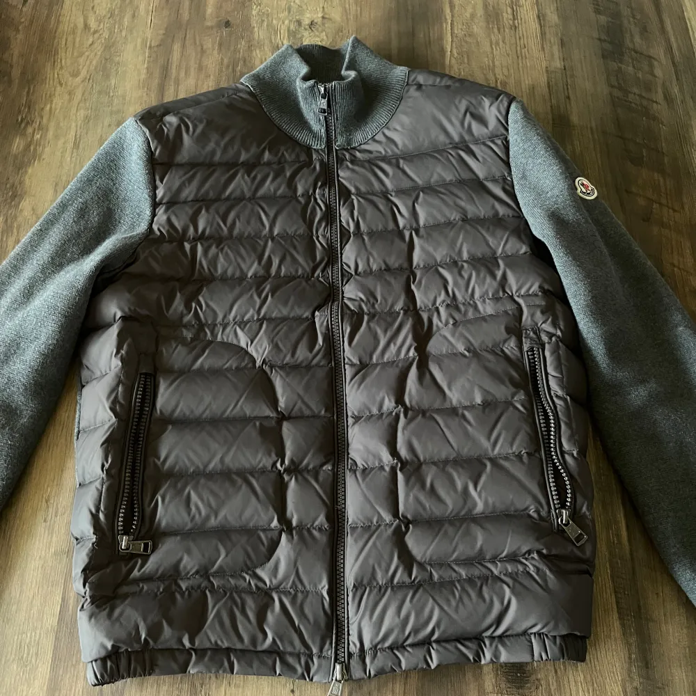 Säljer min helt nya moncler cardigan då den inte passade. Skick är 10/10 och den är bara testad. NFC och QR funkar som vanligt samt så är dragkedjan perfekt. Vid frågor och funderingar är de bara att skriva!. Jackor.