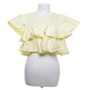 Zara topp  - Säljer denna söta gula zara toppen, så fin till sommaren med volanger❤️❤️❤️ säljer så den tyvvär inte passa mig🥲🥲🥲