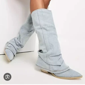 bershka denim stövlar - Säljer mina oanvända denim stövlar från bershka som e så snygga i strlk eu 38/39!! kom privat för mer bilder o info 🩷🩷 