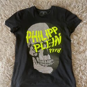 Philipp Plein T-Shirt - Philipp Plein Round Neck Skull & Plein 10/10 Skick. Alla kristaller sitter kvar och inga dekaler eller annat finns på tröjan! Vid fler bilder på tröjan tveka inte att skriv! Självklart är den äkta och kvitto finns mvh.