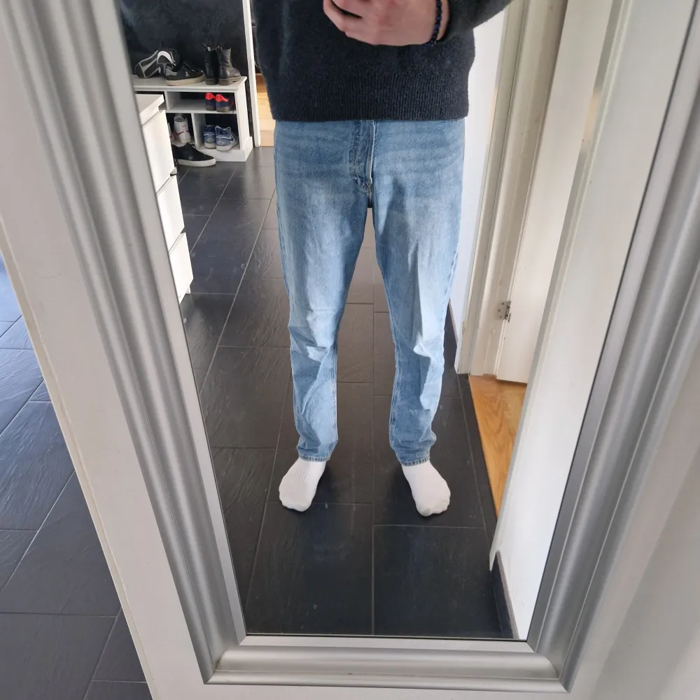 Ett par Jack n Jones jeans i modellen loose/chris. Varan är i storlek 31/34 i färgen Lightblue. skicket är mycket bra och sparsamt använda. Hör gärna av er vid fler frågor:). Jeans & Byxor.