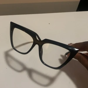  Vanliga glasögon  -  De är från tjejen jag säljer dom för att jag ser inte så bra ut med glasögon 