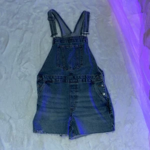 Jeans hängselbyxor  - Perfekt för sommaren. Bra skick.