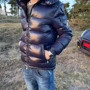 Moncler Maya - Säljer denna riktigt bekväma och sköna moncler Maya, lågt pris pga säsongen är över samt verkligen 0 användning för mig🤩