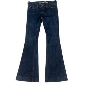 Lågmidjade flare jeans med så coola detaljer💞 Det står storlek 2 på jeansen vilket jag tror motsvarar xs. Midjemåttet är 36 cm tvärsöver. Jag är 169cm💞