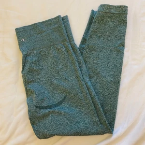 Träningstights - Från Relode. Storlek L. Använda några gångef men stretchen är kvar & de är supersköna.