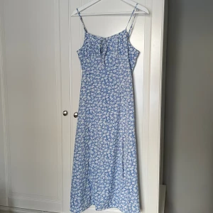 Klänning - Säljer denna klänning från Shein då den endast kommit till användning 1 gång på skolavslutningen för något år sedan, pris kan diskuteras😊