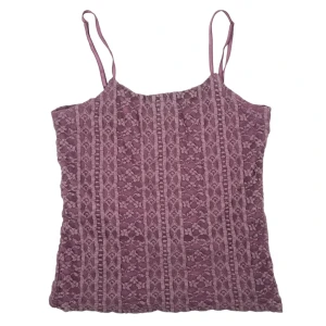 Lila spetslinne - Så fint lila spetslinne💜💜 Det står ingen storlek men den passar bra på mig som brukar ha xs-s i tröjor. Jag kan skicka mått vid intresse🌷