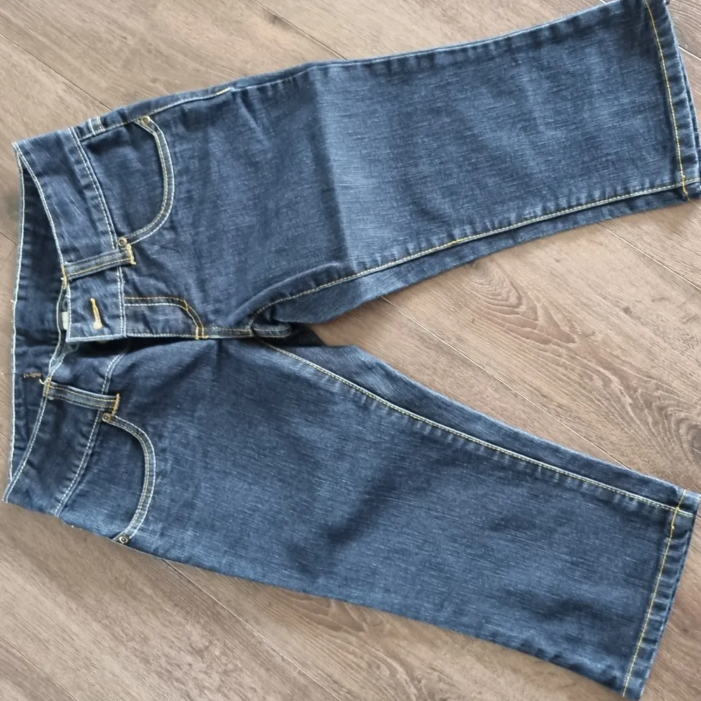 Bara haft de 2 gånger på ser som ny ut. . Jeans & Byxor.