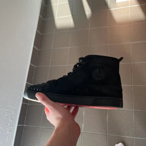 Louboutin sneakers med spikes  - Storlek 43  Svarta Bra skick! Nypris 12399kr Mitt pris 6800kr