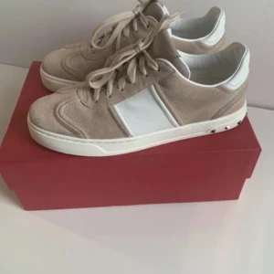 Valentino flycrew - Jättefina rosa/beiga flycrews köpta förra våren! Jättebra skick och äkthetsbevis finns samt påse. 4 nitar har lossnat