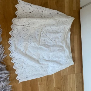 Sommar kjol - Vit sommrig kjol i bra skick. Inte använt så mycket. 