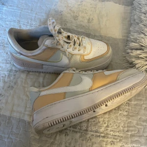 Skor - Skor Airforce 1 (Af1) lite skitiga men om man tvättar dom kan dom bli fina säljer pga för stor storlek. 