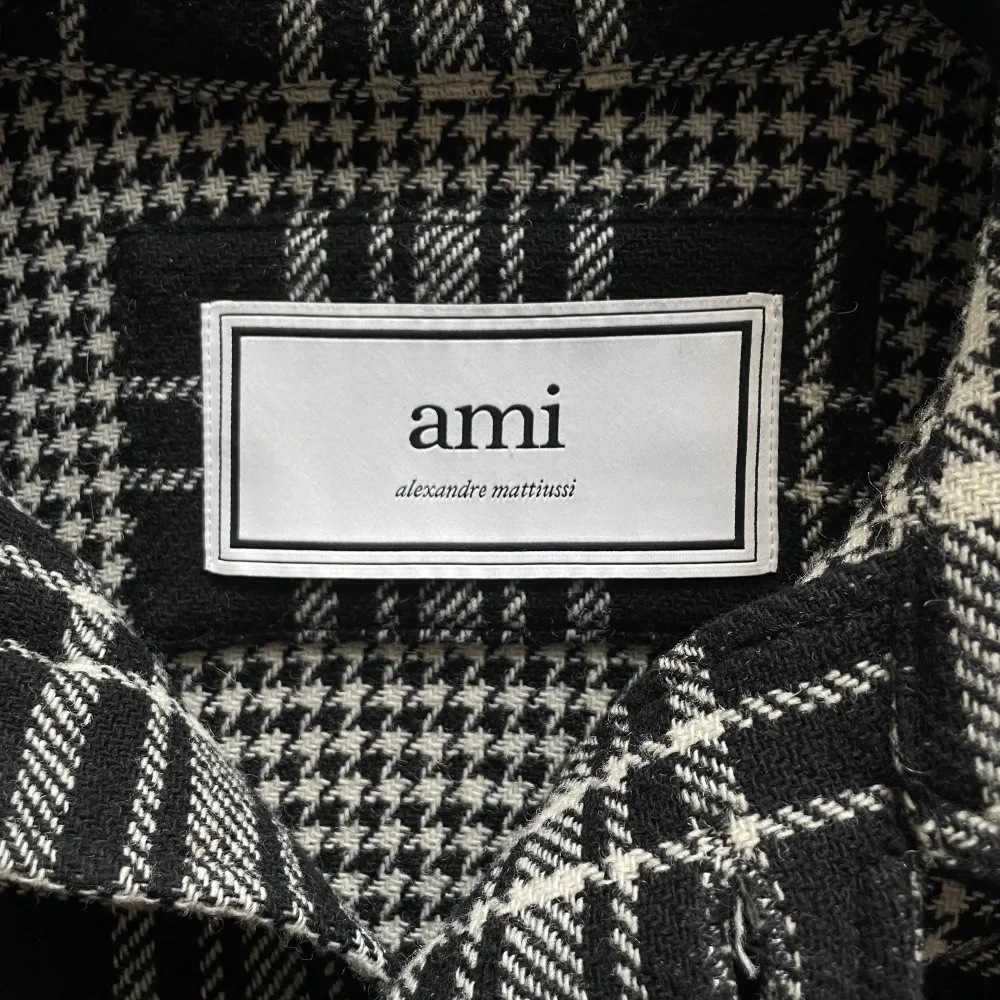 Ull jacka med klassiskt rutigt mönster från AMI Alexandre Mattiussi, mer känt som AMI PARIS!❣️Super fint skick! Tveka inte på att höra av dig vid funderingar 🙏🏼☺️. Jackor.