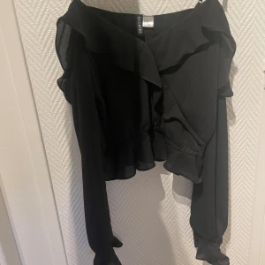 Blus  - Fin blus från HM   Använd ett fåtal gånger   (Liten i storleken)