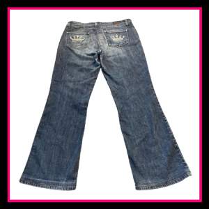Y2k jeans med kronor på bakfickorna, liknar Victoria Beckhams ikoniska jeans💋Från Cambio i stl 42 (M). Skriv gärna vid frågor eller fler bilder!💗