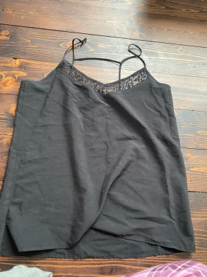 Linne 36 - Tunt linne med smala band. Storlek 36/ S