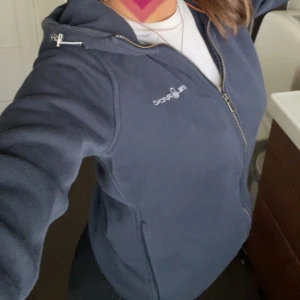 Sailracing kofta - Marinblå skitsnygg sailracing i jätte bra skick. Kommer inte till användning längre tyvärr💓