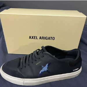 Axel arigato - Nu säljer jag dem här feta arigatosen Storlek 47 små crease men inget trasigt. Säljs pga fel storlek. Orginal box finns ej!