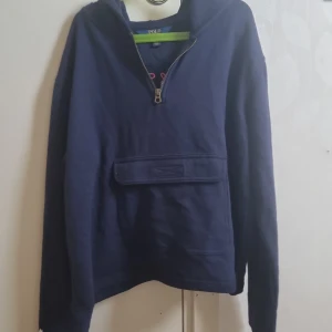 Mörkblå ralph lauren zipup - Hej, säljer denna mörkblå ralph lauren zipup, den har aldrig blivit andvänd och är i gott skick, den har ralph lauren text på ryggen och tre stjärnor vid armen och en liten ficka vid magen❤️