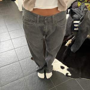 Skitsnygga lågmidjade gråa levisjeans!! Jag är 164 som referens och dessa är lite långa på mig. Hör av dig vid intresse eller frågor💕 Se profil för fler snygga jeans!