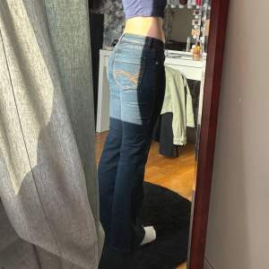 Jätte fina lågmidjade jeans med söta detaljer på fickorna!🩷fägen är mörk blå. Passar mig som är en M/S! Använda typ 1-3  gånger så väldigt bra skick!! Skriv vid frågor 🩷