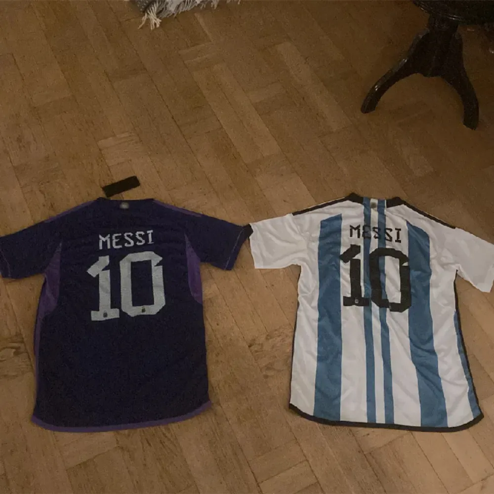 Säljer två Messi tröjor. Endast testade! Om du köper båda så kan få dom för ett billigare pris! 1 för 150kr 2 för 250kr!! Det här är ej mina bilder har tagit från personen som jag köpte ifrån. Kan ta kort på dom för att bevisa att jag har dom!!!. Sport & träning.