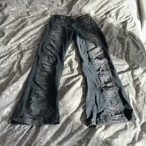 Så coola jeans med detaljer som tyvärr är för korta på mig som är 176cm Innerbenslängd 76cm Midijemått: 33cm men resår