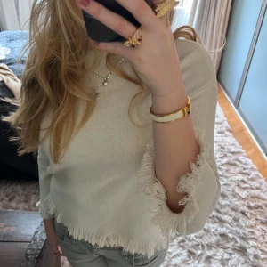 Super trendig och fin tröja❤️ - Den är i super bra skick endast använts några få gånger❤️ köpte den för 500kr i Spanien 🇪🇸 eftersom materialet är hållbart och bra❤️skriv privat om ni vill ha fler bilder eller en fråga❤️