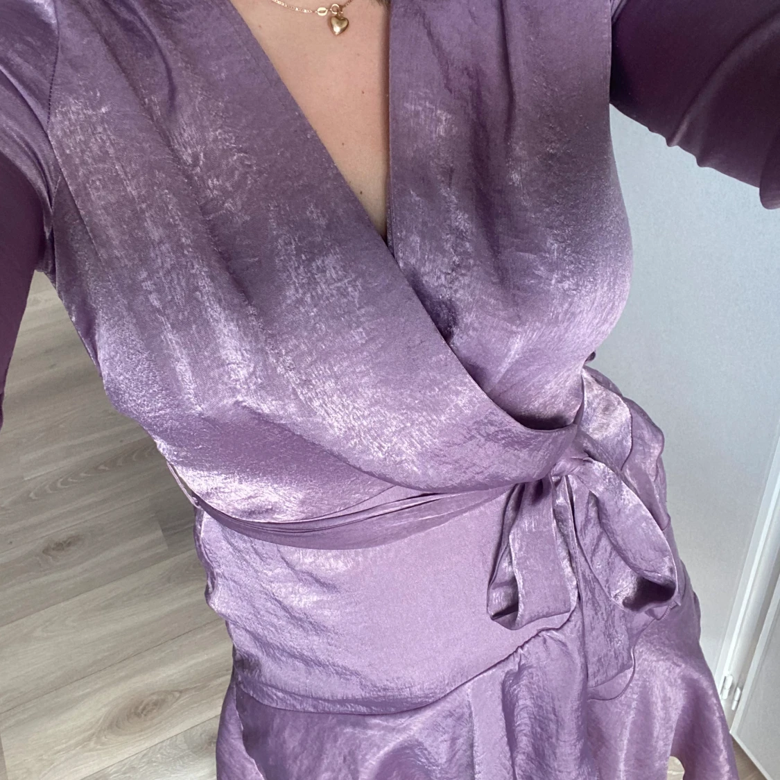 Omlottklänning satin - 90