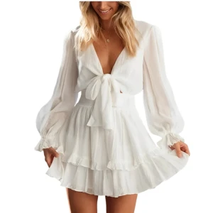 Studentklänning  - Säljer denna fina studentklänning, helt oanvänd. Perfekt till studenten eller midsommar. Storlek S orginla pris 599kr.  Kan tänka mig 349kr vid snabb affär💖