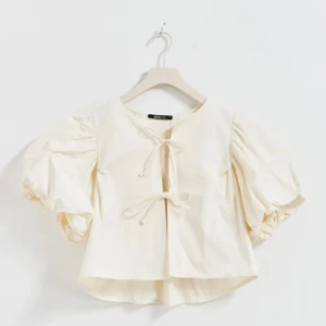 Populär blus - Säljer nu denna blus fråN GINATRICOT.  Blusen är aldrig använd!!🩷🩷 Storlek M, passar även en S.