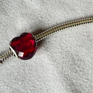 Pandora berlock hjärta  - Som ny.  Berlocken är hjärtformat rött  kristall. Super fin som present elle som en kärlek till sig själv ❤️