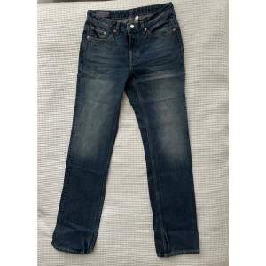 Mid straight jeans från Weekday, storlek 28/34, modell: pin, färg: mörkblå, oanvända pga liten storlek