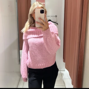 Stickad tröja - Säljer min off shoulder stickade tröja från Ginatricot. Storlek S. Superfin🩷🩷🩷