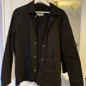 Jeansjacka - Jättefin svart jeansjacka i storlek L! Perfekt nu till våren!