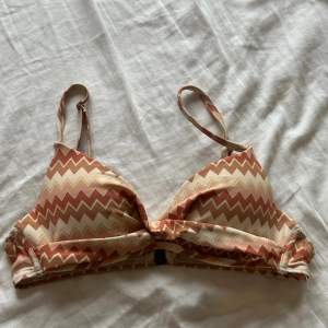 Missoni inspirerad bikinitopp som jag säljer för den tyvärr inte passar längre. Väldigt fin till ett par vita bikini trosor eller någon färg som matchar färgerna på bh-n. Vet inte vart den är ifrån då den är köpt second hand för ett par år sedan💕