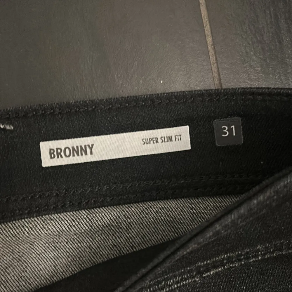 Ett par Replay Jeans i riktig snygg svart, modellen Bronny som är slim fit som liknar Anbass. Är i riktigt bra skick, 9/10 och passar bra till allt! Hör gärna av er vid flera frågor! . Jeans & Byxor.