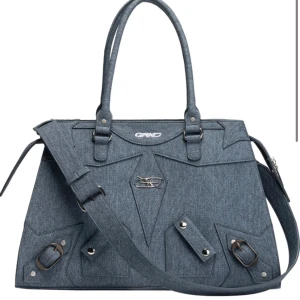 Grkcpray frost messenger bag - Snygg y2k väska i ytbehandlat denimtyg från märket grkcpray. Oöppnad (alltså nyskick). Har 4 innerfack och ett på baksidan. Rymmer laptop. Säljer då jag råkade beställa två istället för en. Nypris 1300 plus frakt. Kan skicka mer bilder i dm :)