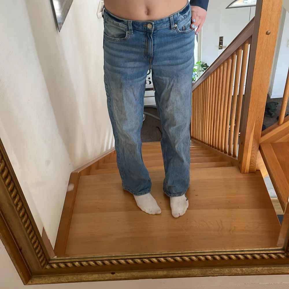 Så coola jeans som passar till allt😍. I storlek 170, men passar mig som är typ 1,70 lång och har xs-m. Stryker innan jag skickar💗 öppen för prisförslag, vill bara bli av med!!. Jeans & Byxor.
