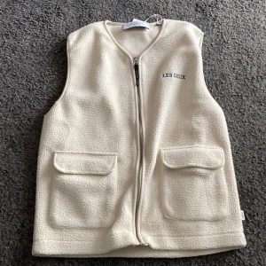 Les deux fleece väst - Säljer den här trendiga fleecevästen, den är i nyskick och med tags kvar, pris kan diskuteras vid snabb affär Hör av dig om du vill köpa👍