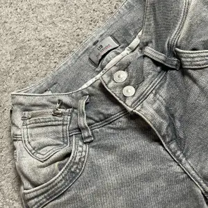 Raka grå lågmidjade jeans från ltb i fint skick💗